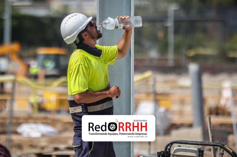 La exposición prolongada a altas temperaturas en el desarrollo de labores al aire libre representa un riesgo significativo para la salud y la seguridad de los trabajadores/as. Golpe de calor, deshidratación, agotamiento físico, alteraciones cardiovasculares y otros efectos adversos son consecuencias bien documentadas del estrés térmico ocupacional